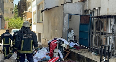 CHP İl Başkanlığı deposunda çıkan yangın söndürüldü