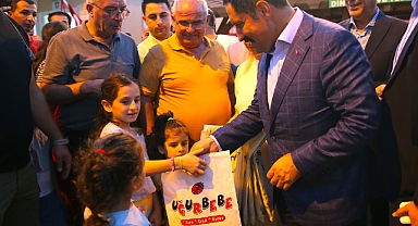 Esnaf, 400 çocuğa giysi hediye etti