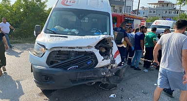 Hatay'da ambulans ile hafif ticari aracın çarpışması sonucu 9 kişi yaralandı