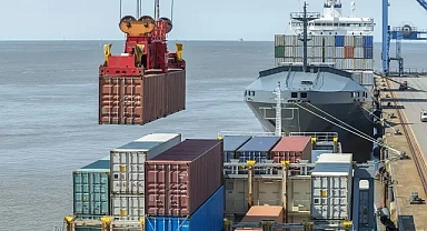 İhracat %13,8 Arttı, İthalat %7,8 Azaldı