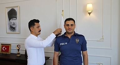 Kaymakam Sert, Başkomiser Yılmaz’a Yeni Rütbesini Taktı