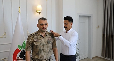 Kaymakam Sert, Binbaşı Durna'ya Yeni Rütbesini Takdim Etti
