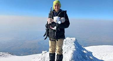Lise öğrencisi Meryem, oyuncak ayıcıklarla Ağrı Dağı'nın zirvesine tırmandı