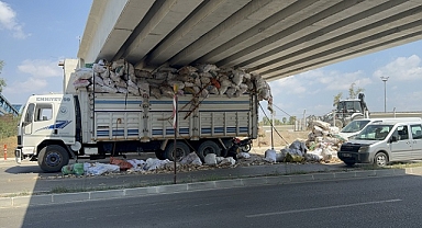 Odun yüklü kamyon köprü altında sıkıştı