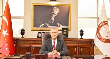 REKTÖR EREN YENİ ÖĞRENCİLERİ TEBRİK ETTİ