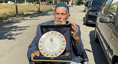 Şehit torunu, otomobilini şehit ve gaziler derneğine bağışladı