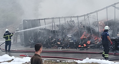 Tır Ve Otomobil Çarpıştı