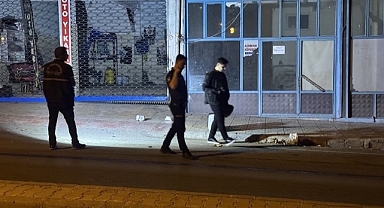 Tüfekle rastgele çevreye ateş açan zanlılar, 4 kişiyi yaraladı