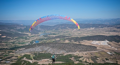Yamaç paraşütü etkinliğinde 110 sporcu uçuş yaptı