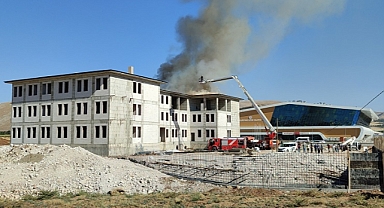 Yapımı devam eden inşaatın çatı kısmında çıkan yangın söndürüldü