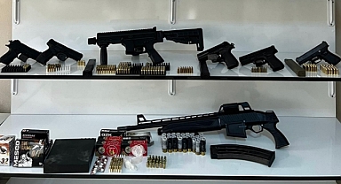 6 ruhsatsız silah ve uyuşturucu bulunan evdeki zanlı tutuklandı