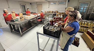 Çiftçilerin Ürünleri İşlenip Paketlenerek Pazara Sunuluyor