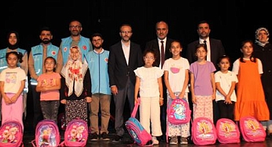 Depremzede öğrencilere kırtasiye ve çanta desteği