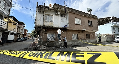 Fırtına nedeniyle bir evin damı ve balkonu kısmen yıkıldı