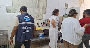 Hatay’da ruhsatsız işyeri mühürlendi, 20 kasa tavuk etine el konuldu