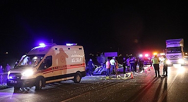 İki otomobilin çarpışması sonucu 2 kişi öldü, 3 kişi yaralandı