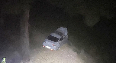 Uçuruma yuvarlanan otomobildeki 2 kişi yaralandı