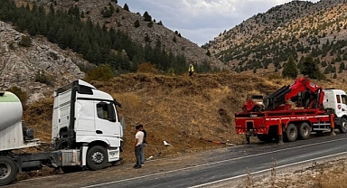 Yolda makas atan tır nedeniyle kara yolu 2,5 saat ulaşıma kapandı