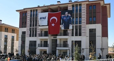 Deprem konutları kurayla hak sahiplerine teslim edildi