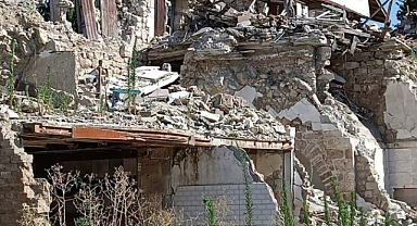 HATAY’DA BİNA YIKIMLARI SÜRÜYOR