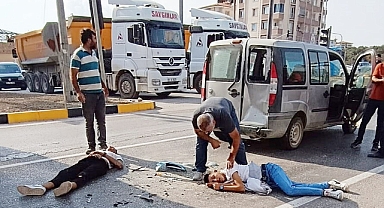 Hatay’da motosiklete çarpan araç kaçtı: 2 yaralı