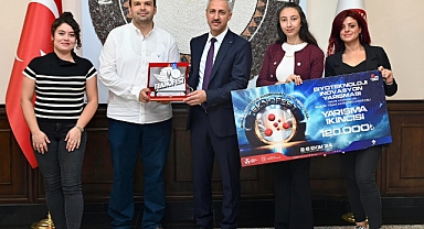 HATAY MKÜ REKTÖRÜ TEKNOFEST ŞAMPİYONLARINI ÖDÜLLENDİRDİ