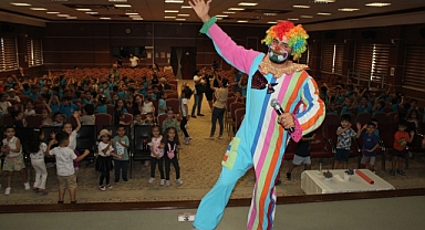 İki Bavul Dolusu Çocuk Oyunu Alkış Topluyor