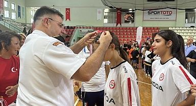 İskenderun'daki spor müsabakalarında dereceye giren öğrencilere ödül verildi