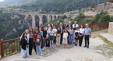 Kız Öğrenciler Tarihi Varda Köprüsü'nü Gezdi 
