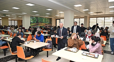 Rektör Eren, Öğrencilerle Yemekte Bir Araya Geldi