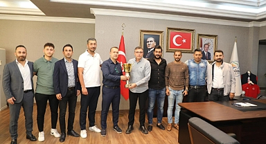 BAŞKAN MEHMET DÖNMEZ ŞAMPİYONLARI AĞIRLADI