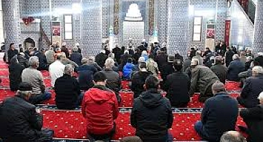 Depremde hayatını kaybedenler için anma töreni düzenlendi