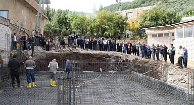 DEPREMDE YIKILAN CAMİ TEMELİ DUALARLA ATILDI
