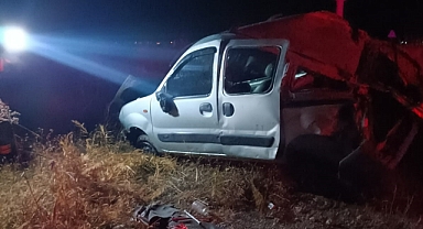 Devrilen hafif ticari araçtaki 1 kişi öldü, 3 kişi yaralandı