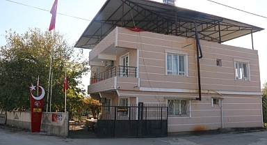 Hatay'da zarar verilen şehit anıtını jandarma ekipleri yeniledi