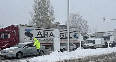 Kara yolu kar ve tipi nedeniyle ulaşıma kapandı