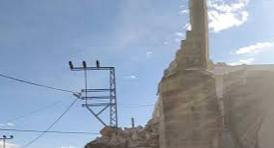 Şiddetli rüzgar cami minaresini yıkıldı