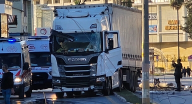 Tırın çarptığı otomobildeki 1 kişi yaralandı