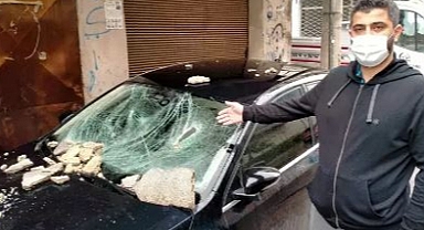 Yıldırım düşen binadan kopan beton parçaları kafe ve 2 araca hasar verdi