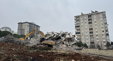 Ağır hasarlı binaların yıkımı sürüyor