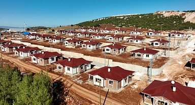 DEPREM BÖLGESİNDE YARALAR SARILIYOR: 1 YILDA 319 BİN KONUT İNŞA EDİLECEK