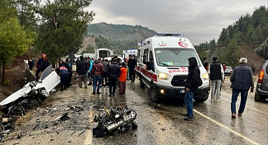 Hafif ticari araç ile otomobilin çarpıştığı kazada 10 kişi yaralandı