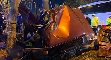 Ağaca çarpan otomobilin sürücüsü öldü, 2 kişi yaralandı