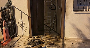 Ateşe verilen muhtarlık kapısı hasar gördü