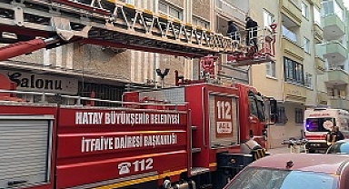 Hatay'da evinde düşen 91 yaşındaki kadını itfaiye ekipleri kurtardı