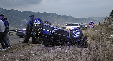 Takla atan otomobildeki 2 kişi yaralandı