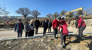 Yayladağı’nda öğrenciler fidan dikti