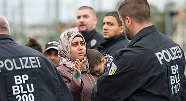 ALMANYA ÜLKESİNE DÖNEN SURİYELİLERE MADDİ DESTEK VERME HAZIRLIĞI YAPIYOR