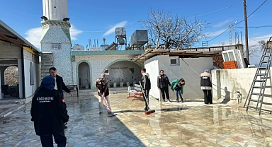 ALTINÖZÜ’NDE GENÇLER CAMİLERİ TEMİZLEDİ