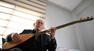 Çocukken eline aldığı sazı 70 yıldır çalıyor